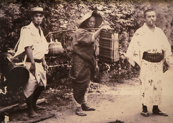 Ông Minakata (bên phải) thực hiện chuyến thu thập mẫu vật ngoài tự nhiên.